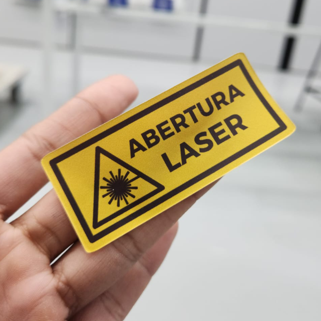 Detalhe do corte no contorno do adesivo - amostra 3